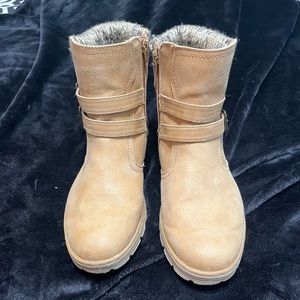 Cliffs by White mountain boots.SZ 10. Tan w/Sweater knit trim at top.Fau…